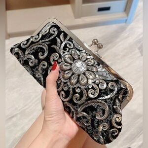 NWOT GLAMOROUS ELEGANT SEQUIN KISS LOCK 🖤